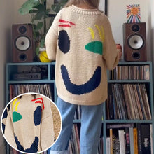 Load image into Gallery viewer, Lässiger Pullover mit Smiley-Muster