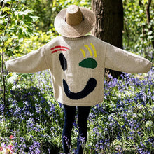 Load image into Gallery viewer, Lässiger Pullover mit Smiley-Muster
