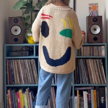 Load image into Gallery viewer, Lässiger Pullover mit Smiley-Muster